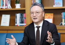與 안상훈 