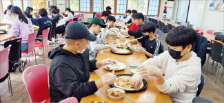 제주 한경 아홉굿마을, 잣길 전망대 오르면 주변 오름이 한눈에