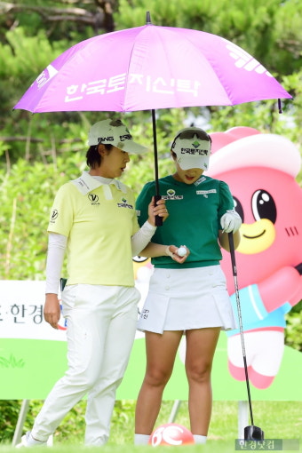 [포토] 박지영-박현경, '우산 그늘 아래서 속닥속닥' (BC카드·한경 레이디스컵 2024)