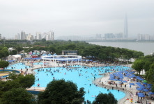 [포토] 더위 피해 풍덩~