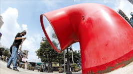 낡은 신촌 빨간 잠수경…흉물일까, 예술일까