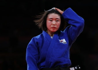 파리 올림픽 허미미 선수, 현조부 추모비 찾아 메달바쳐 독립운동가와의 감동적인 만남