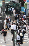 압사 공포 성수역 바뀐다…3번 출입구 앞 보행자 신호등 건설