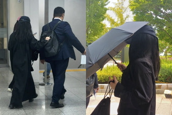 '강다니엘 명예훼손' 탈덕수용소, 가발+우산 착용하고 '줄행랑'