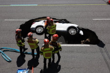 서울 연희동 도로에 싱크홀…승용차 빠져 2명 중상