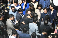 눈물 닦으며 교육청 떠난 조희연…부당채용 논란 뭐였길래