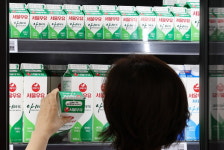 서울우유, 또 여성혐오 논란…손동작 주의하세요