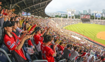 폭염보다 뜨거운 열기…프로야구 '천만관중' 돌파 스토리 [중림동사진관]