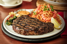 韓 가성비 레스토랑 바람에도…아웃백, 고급 웨스턴 푸드 승부