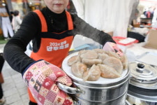 김밥·만두·라면은 못 참지…전국 곳곳 분식 축제 인기 폭발