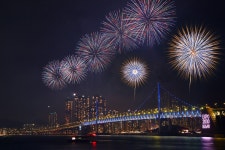 10대 난입에 불 꺼진 광안대교…부산불꽃축제서 무슨 일이