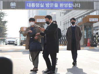 경찰, 대통령실 압수수색…가로막은 경호처 '2시간째 대치중'