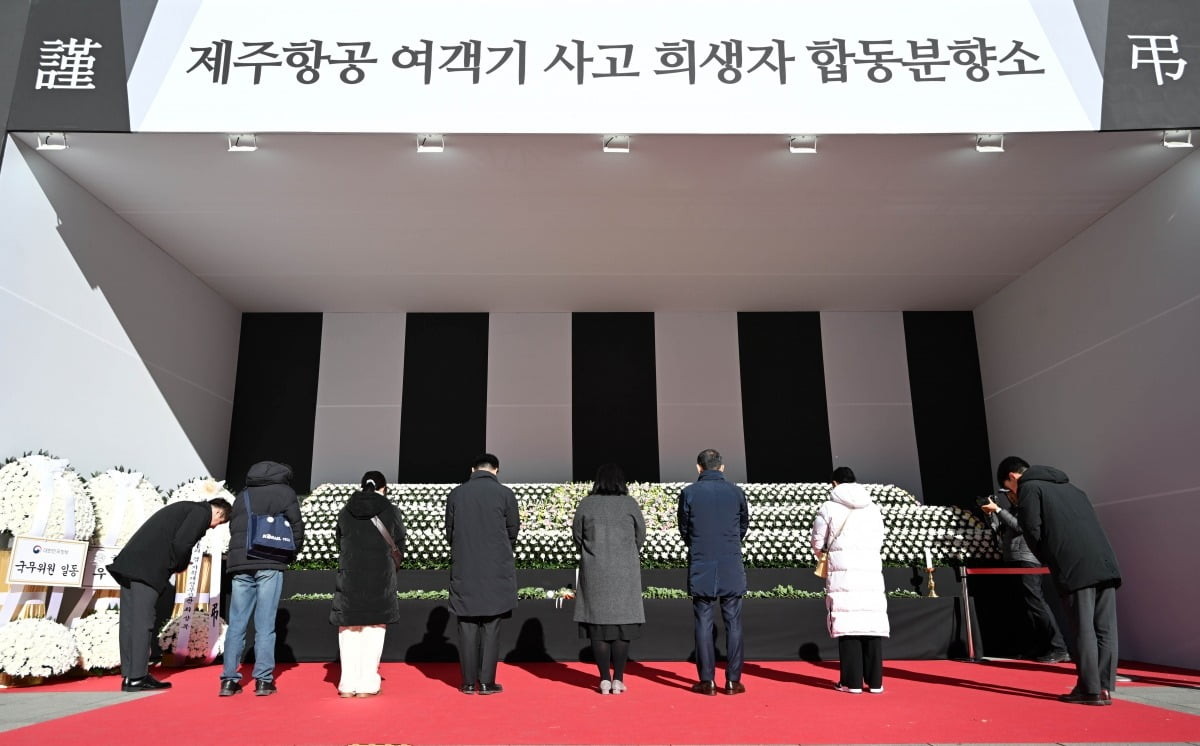 제주항공 참사 희생자 103명의 시신 유족에게 인도...남은 76명은 무안공항에 보존 중