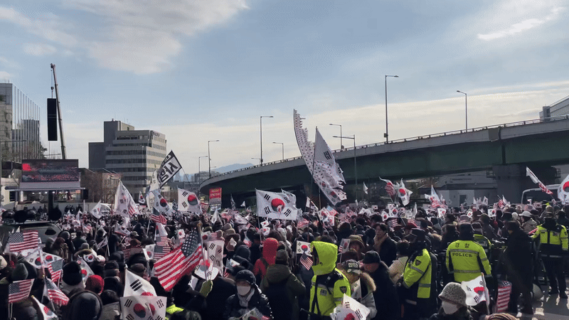 윤석열 지지자들, 망연자실한 표정으로 법원 앞 해산