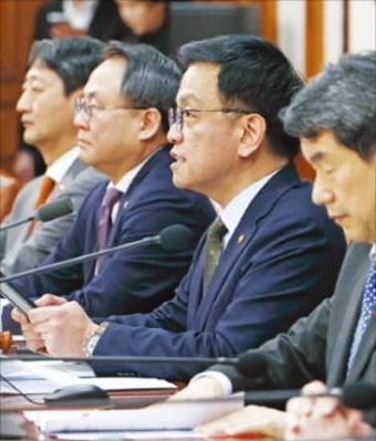 崔대행, 추경 논의 첫 시사…