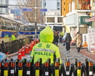 욕설에 고성…격해지는 헌재 앞 시위, 초교 3곳 아이들 등·하굣길 무서워요