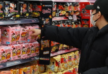 불닭볶음면 열풍 이 정도였나…국내 편의점서 동났다