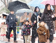 [포토] 개교 100주년 아현초교…함박눈 입학식