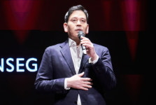 용진이형 독해지더니 결국…이마트 개미들 웃게 만들었다 [종목+]