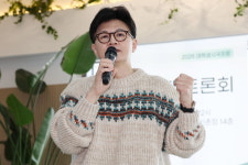 면전서 사인 갈기갈기 찢은 대학생에…한동훈 괜찮아요