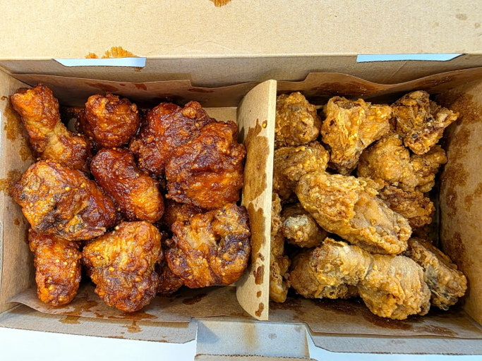 Gà rán sốt xì dầu tỏi của Kyochon Chicken