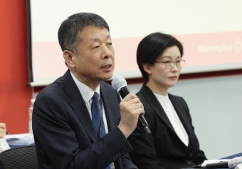 고개 숙인 홈플러스 경영진 
