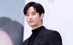 김수현 얼굴 갈기갈기 찢겨 철거…A급 광고 스타의 굴욕