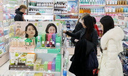한국 화장품 꼭 사야해…외국인들 다이소에서 쓸어 담더니