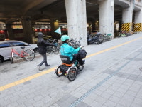 민트색 헬멧 찾아라…성동구 움직이는 관광안내소 본격 운영