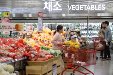 전통시장 소비 늘리자 대형마트 쉬게 했더니…의외의 상황