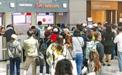 대리점 오픈런 , 온라인선 171시간 대기…SKT 유심 대란 현실화