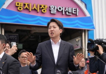 부산 명지시장 찾은 이준석 노무현 정신 계승할 것