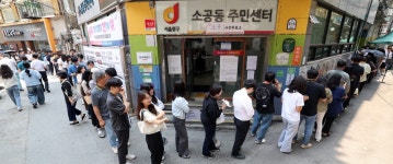 [포토] 점심시간 이용 사전투표하는 시민들