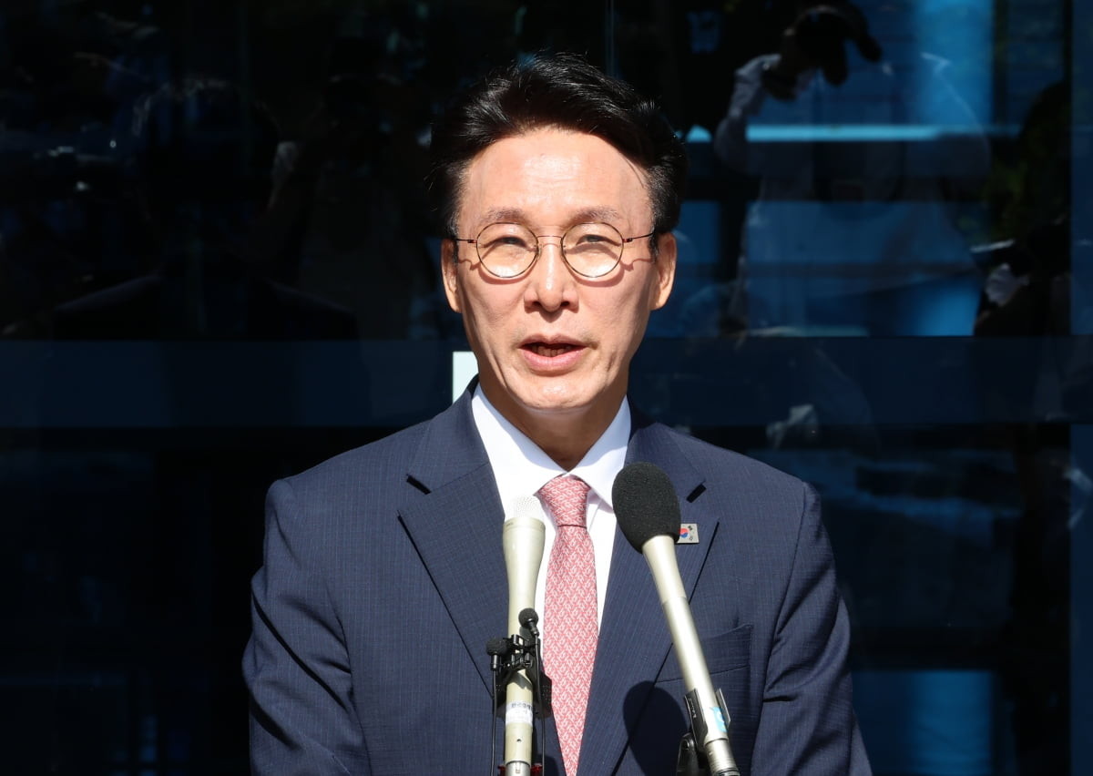 김민석 국무총리, 경제난 극복할 새벽 총리로 취임