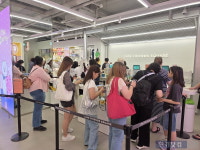 하루 1200만원 벌었어요…BTS 전역에 편의점 매출 폭발 [현장+]