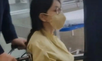 [속보] 김건희, 안경·마스크 쓰고 퇴원…尹이 직접 휠체어 밀었다