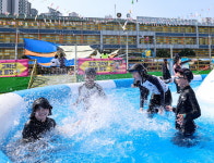 [포토] 물놀이장으로 변한 초등학교