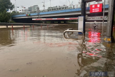 [포토] 불광천 범람으로 통제된 중동 지하차도