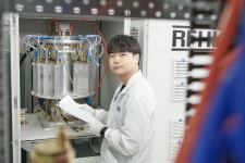 美 한식당 전설의 웨이터였다더니…1100억 부자 된 50대 [윤현주의 主食이 주식]