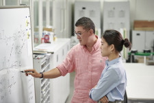 美 한식당 전설의 웨이터였다더니…1100억 부자 된 50대 [윤현주의 主食이 주식]