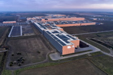 광활한 태양광단지·야생화초원 공존…화석연료 제로 BMW 헝가리공장 가보니 [현장+]