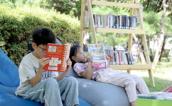 [포토] 공원에서 즐기는 독서…도산공원 가족숲속도서관