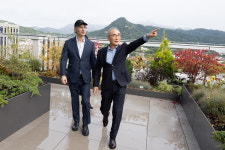 KT와 손잡은 팔란티어…알렉스 카프가 성수동에 팝업스토어 연 이유