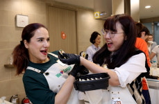 [포토] ‘케데헌’ 김밥으로 K-푸드 매력 체험하는 외국인들