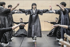 스타 무용수 기무간과 함께 8개의 전통무 만나보세요