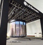 화면 안쪽은 샹들리에 바깥엔 은하수…LG 투명 OLED 28개, 경주를 빛내다