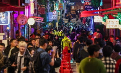 11만명 몰린 홍대, 이태원 지하철 무정차…부활한 핼러윈