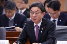 카페블루포트 금융감독원 지하1층점 | "힘 실어달라"…대통령 앞에서 금융위-금감원 수장 '신경전' [신민경의 여의도발]