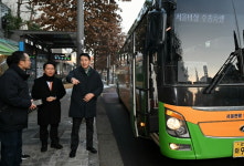 오세훈 서울시장, 버스 파업 이틀째 출근길 직접 점검