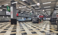 26년간 추억 찢겨나간 듯 눈물…홈플러스 안산 마지막 날 [현장+]